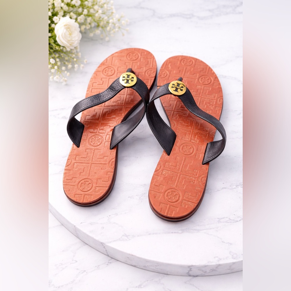 Tory Burch Black Leather Thong Sandals with Terracotta Footbed and Gold Logo - Picture 3 of 8
